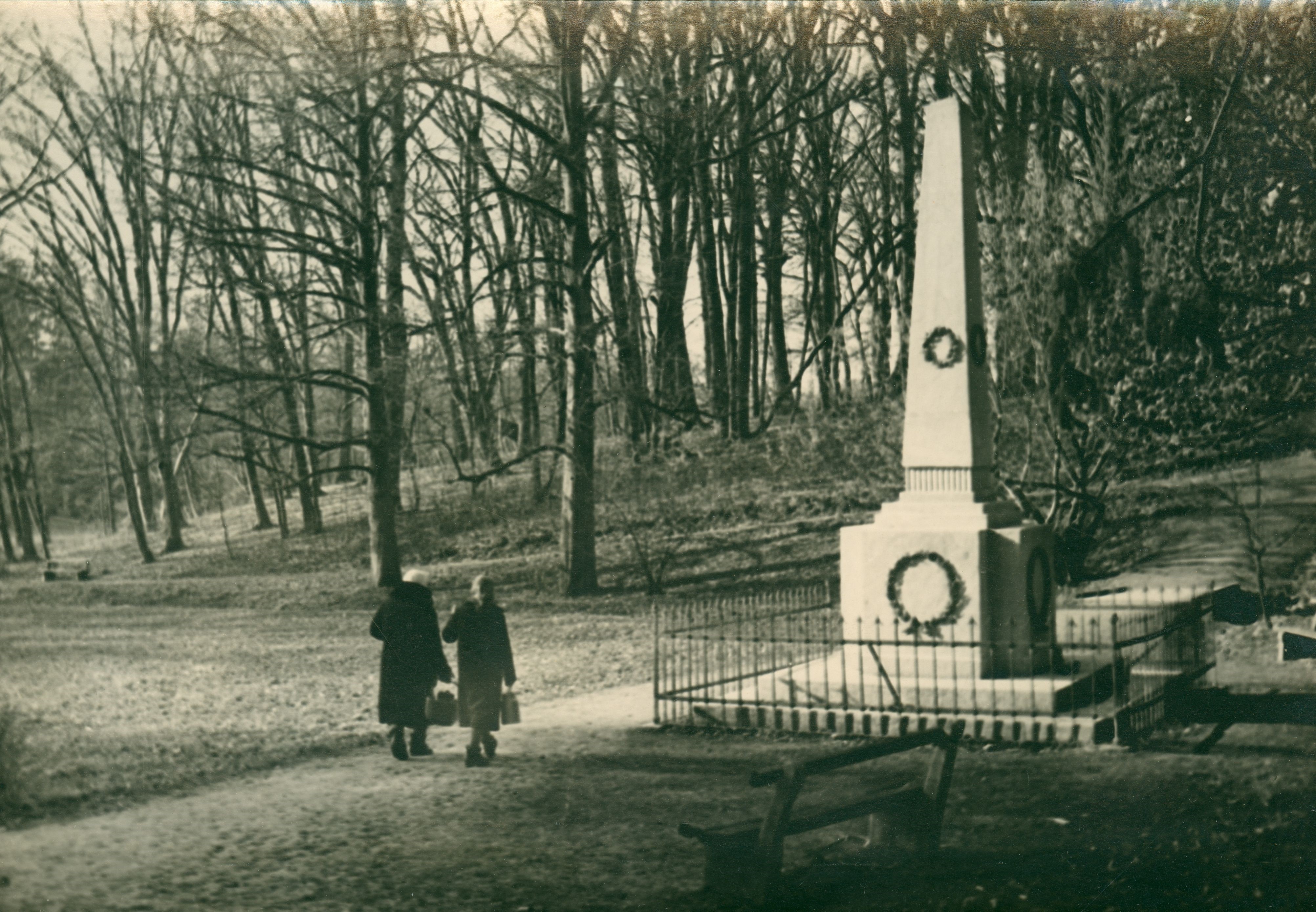 Vladimir Horvat, Zagreb - Maksimir, obelisk u dolini Dalija
