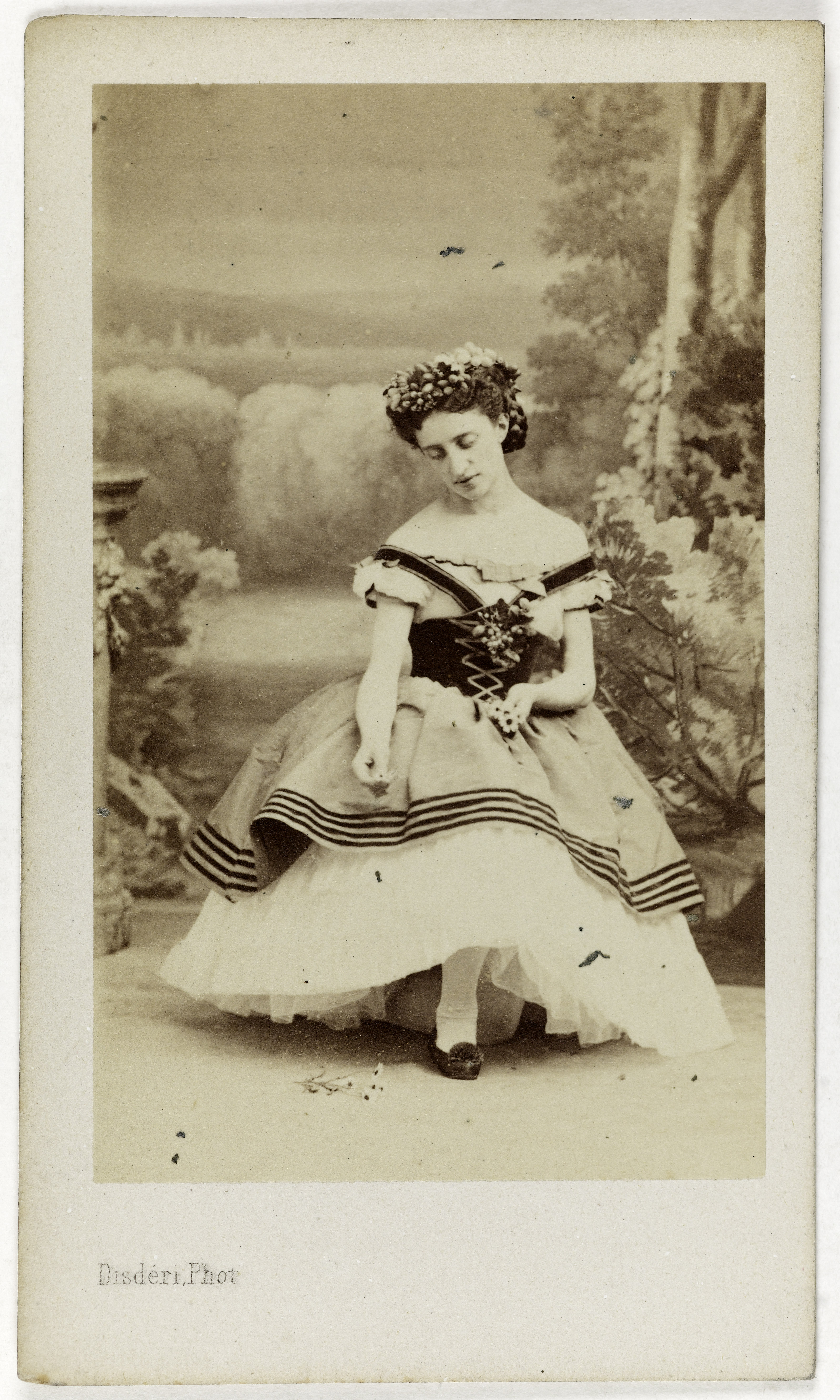 André-Adolphe-Eugène Disdéri, Portrait de Mourawieff, danseuse à l'Opéra en 1863.