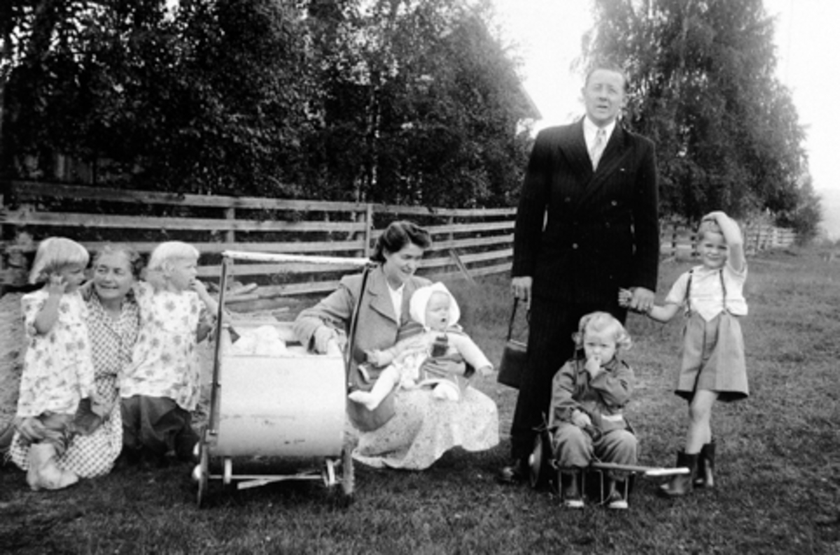 Anno Domkirkeodden, FAMILIEGRUPPE 8, ALIDA FINNANGER HAR BESØK AV DATTEREN AUD OG HENNES MANN ARNE VORREN OG DERES BARN.