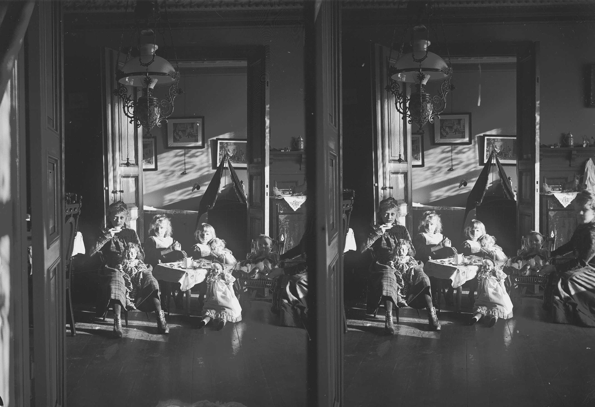 Axel Quinsgaard Wiborg, Interiør, barn i familien Wiborg leker dukkeselskap i Meltzers gate 9, Oslo, 1899.