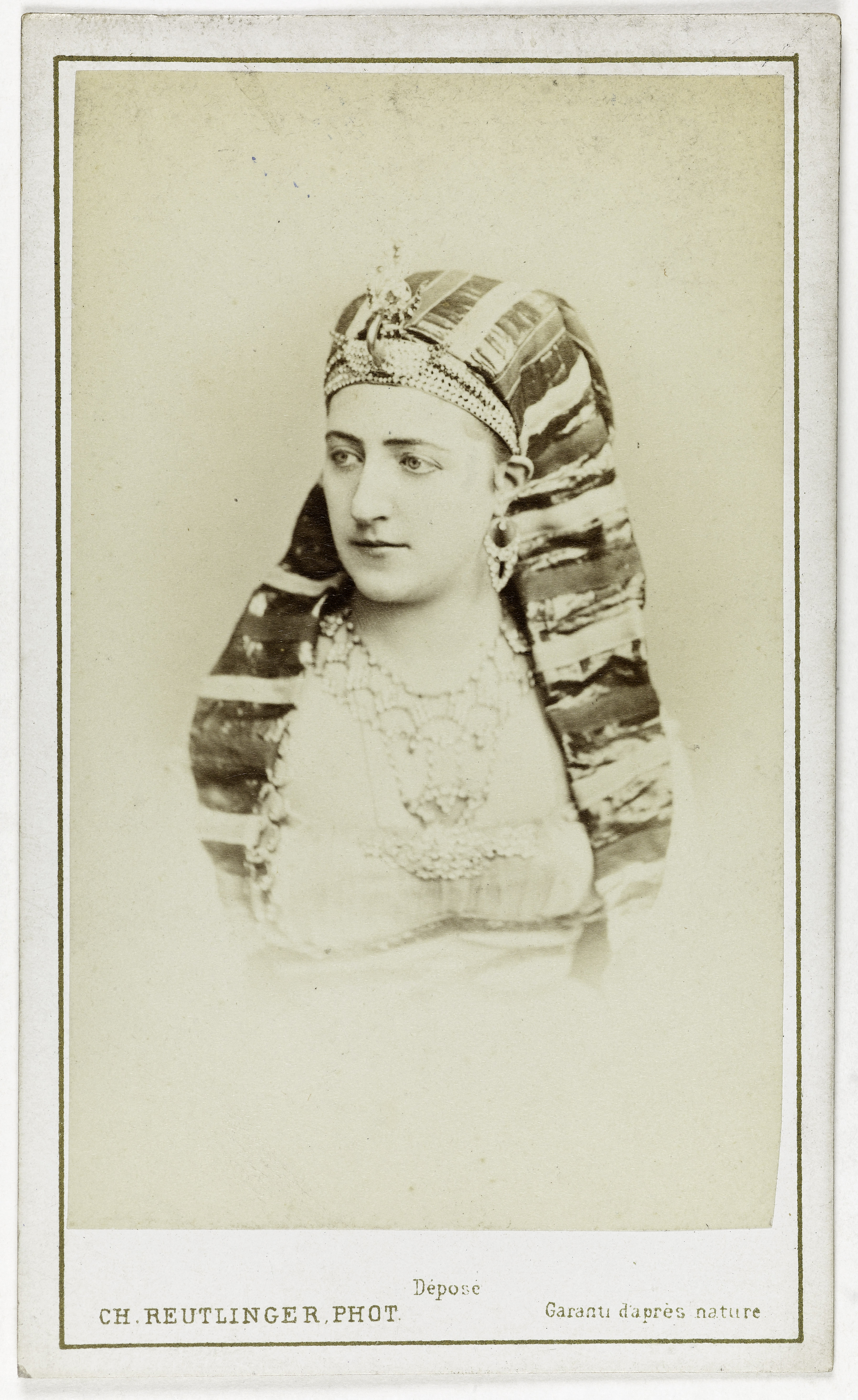 Charles Reutlinger, Portrait en buste de Blanche Montaubry, cousine du ténor Montaubry, et danseuse à l'Opéra entre 1861 et 1873, avec une coiffe égyptienne.