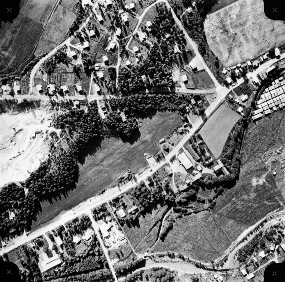 Widerøes Flyveselskap A/S, Flyfoto, fotogrammetri av Brumunddal, området ved Brumunddal brenneri, Mausetvegen, Nordåsvegen.
