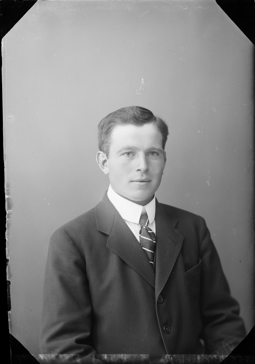 Skötsner-Edhlund, Ateljéporträtt - Axel Jansson från Kallboda, Gräsö socken, Uppland 1922