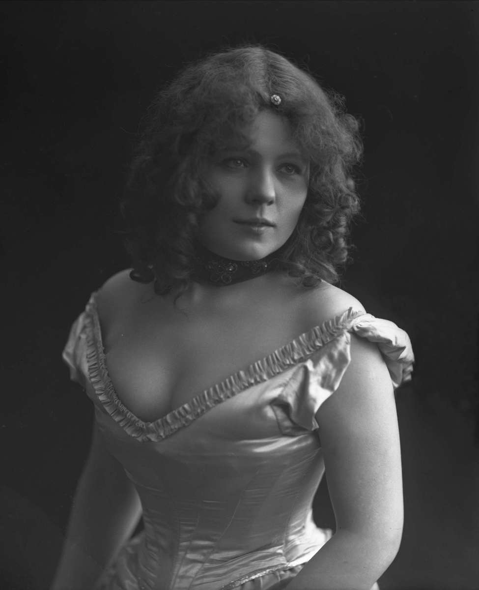 Gustav Borgen, Portrett av svevende dame. Dristig kledd pike.