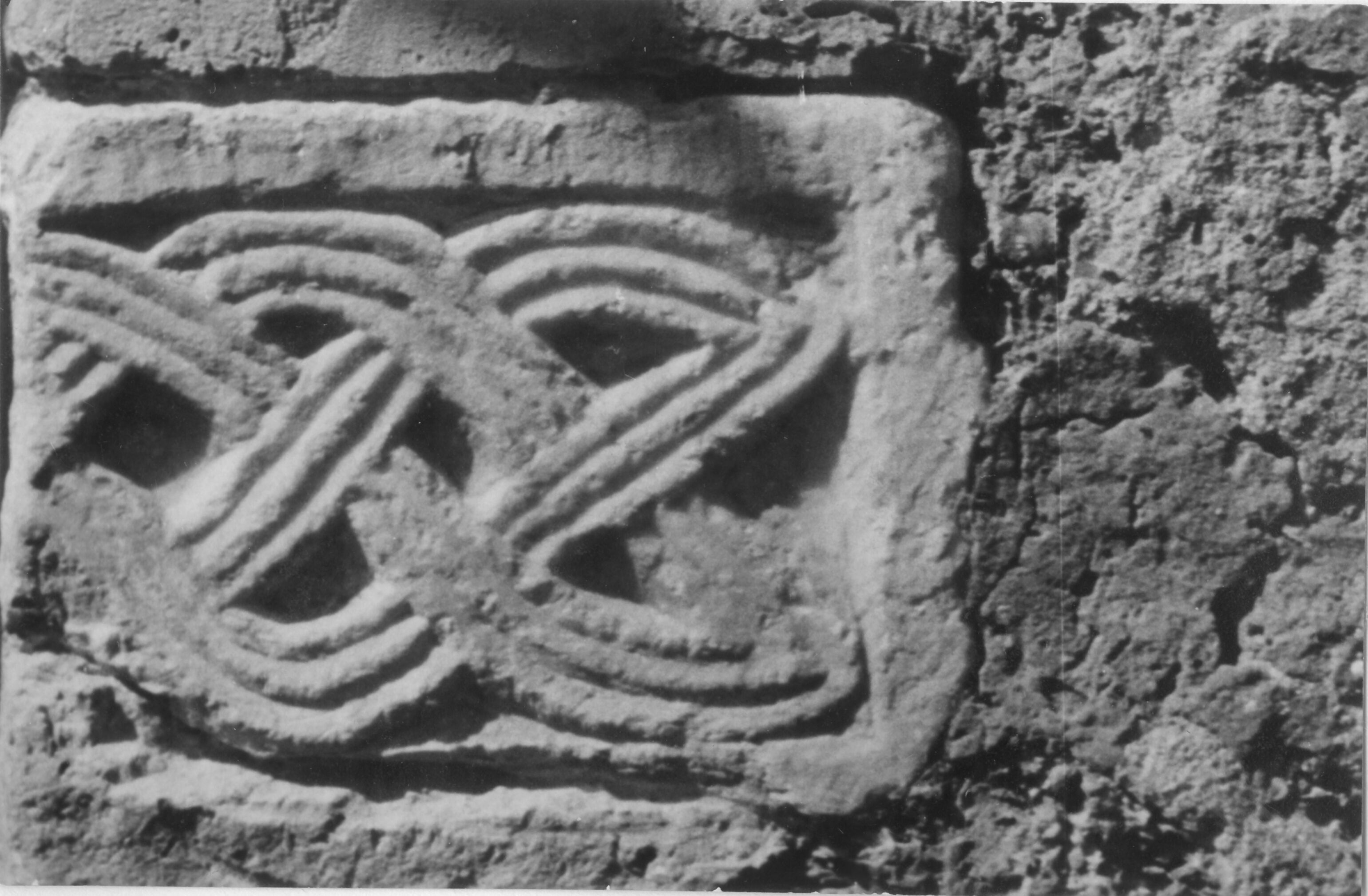 Branko Fučić, Sveti Petar (Savudrija), stancija kod Savudrije, detalj: pleter, fragment stupa uzidan kao spolija u vanjskom zidu kapele sv. Petra na južnoj stijeni lađe, desno do novoprobijenog prozora; 10 i 11. stoljeće