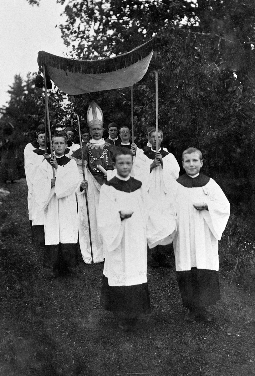 Anno Domkirkeodden, Historisk opptog 24 - 25 juni 1911, katolsk prosesjon, biskop Mogens spilt av redaktør Johannes Martens. 11 GUTTER, PROSESJON MED PREST, DOMKIRKESTEVNE, DOMKIRKERUINEN. Formålet var innkjøp av Domkirkeodden til museumsområdeDOMKIRKESTEVNET 24 OG 25 JUNI 1911