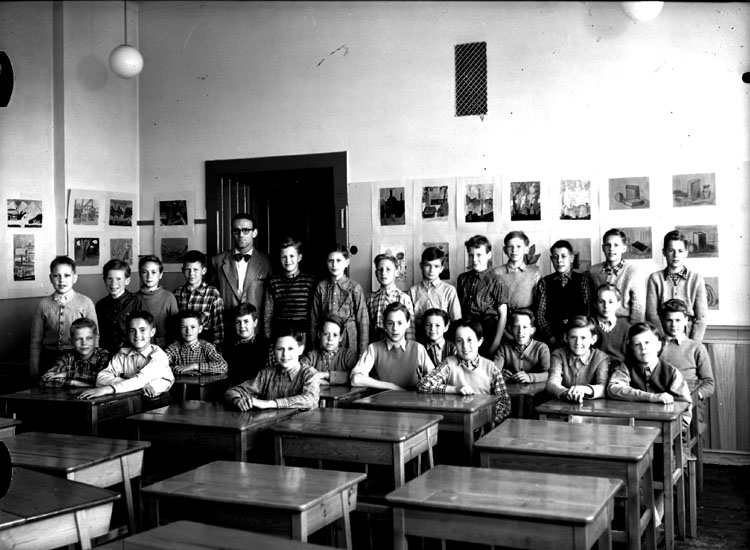 Sven Lindskog, Olaus Petriskolan, klassrumsinteriör, 27 pojkar med lärare Folke Björk. Klass 6A, sal 29.