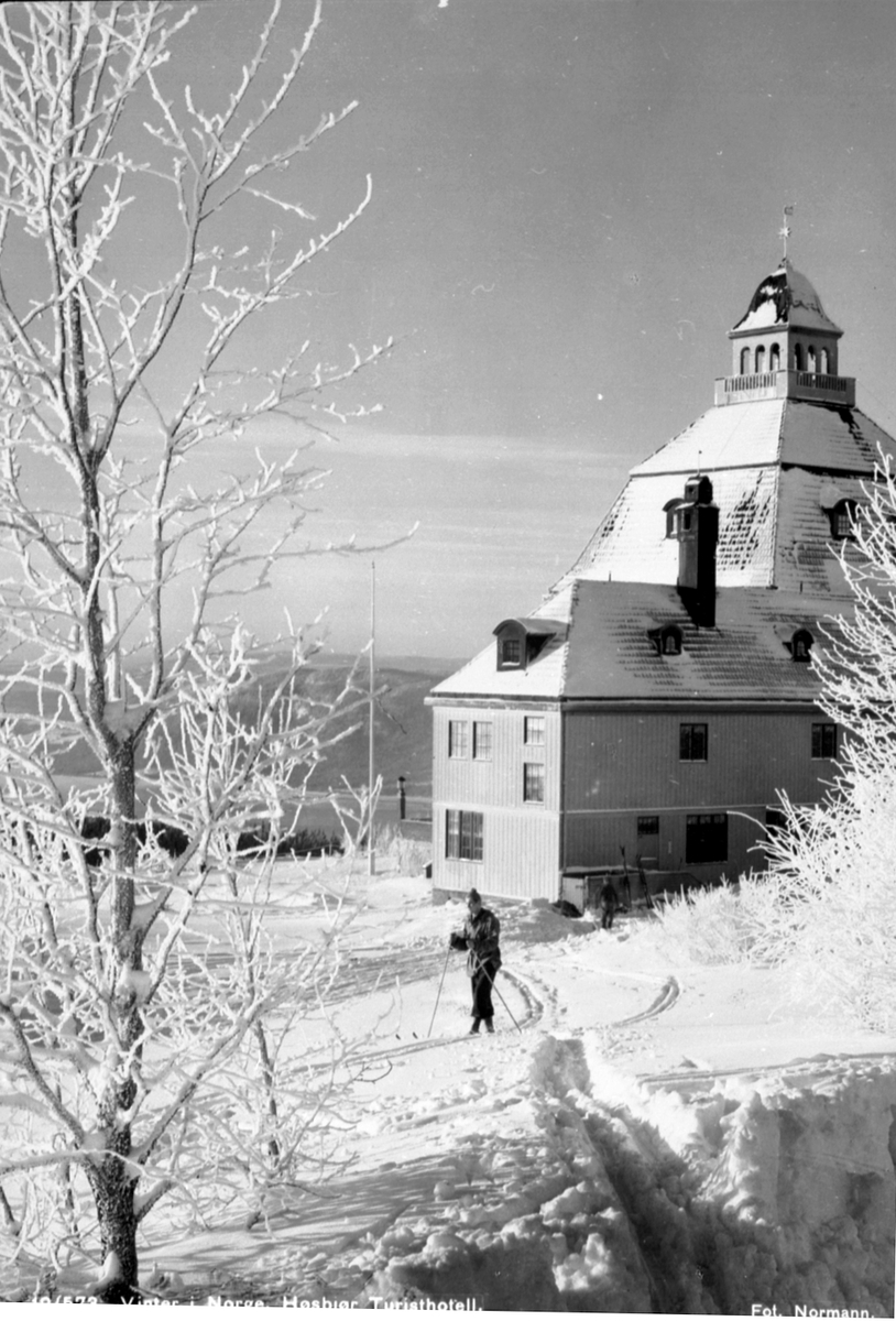 Anno Domkirkeodden, Skiløpere på tur ved Høsbjør turisthotell, Furnes.