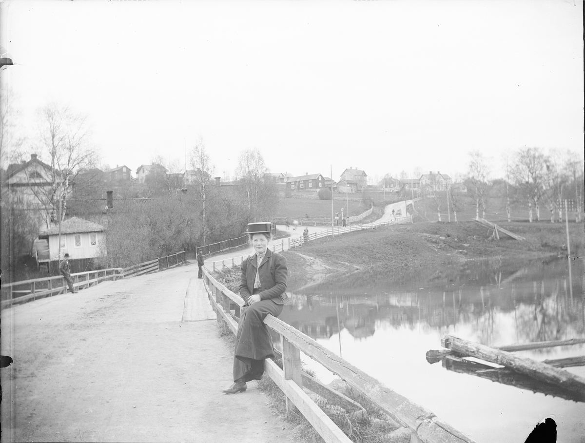Skötsner-Edhlund, Ruth Skötsner sits on the railing at the road bridge over Siljan, Rvik, Dalarna