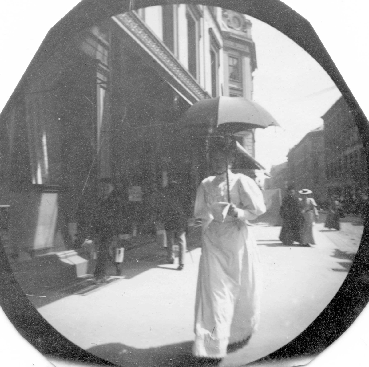 Fredrik Carl Mülertz Størmer, Frk. Ingeborg Dybwad spaserer på fortau, Oslo.