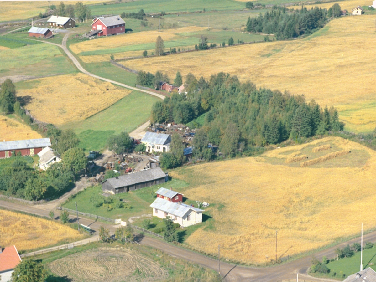 Widerøes Flyveselskap A/S, Flyfoto, Østroa i Løten. Bjørnstadkrysset nederst til høyre. Eiendommen i forgrunnen er Løvhaugenga, Ola Mikkelsen skraphandel, og i bakgrunnen Løvhaugen gård.