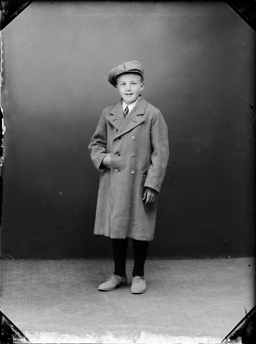 Skötsner-Edhlund, Children’s Portrait - a Boy with a Screen Beanie and Rock, Östhammar, Uppland