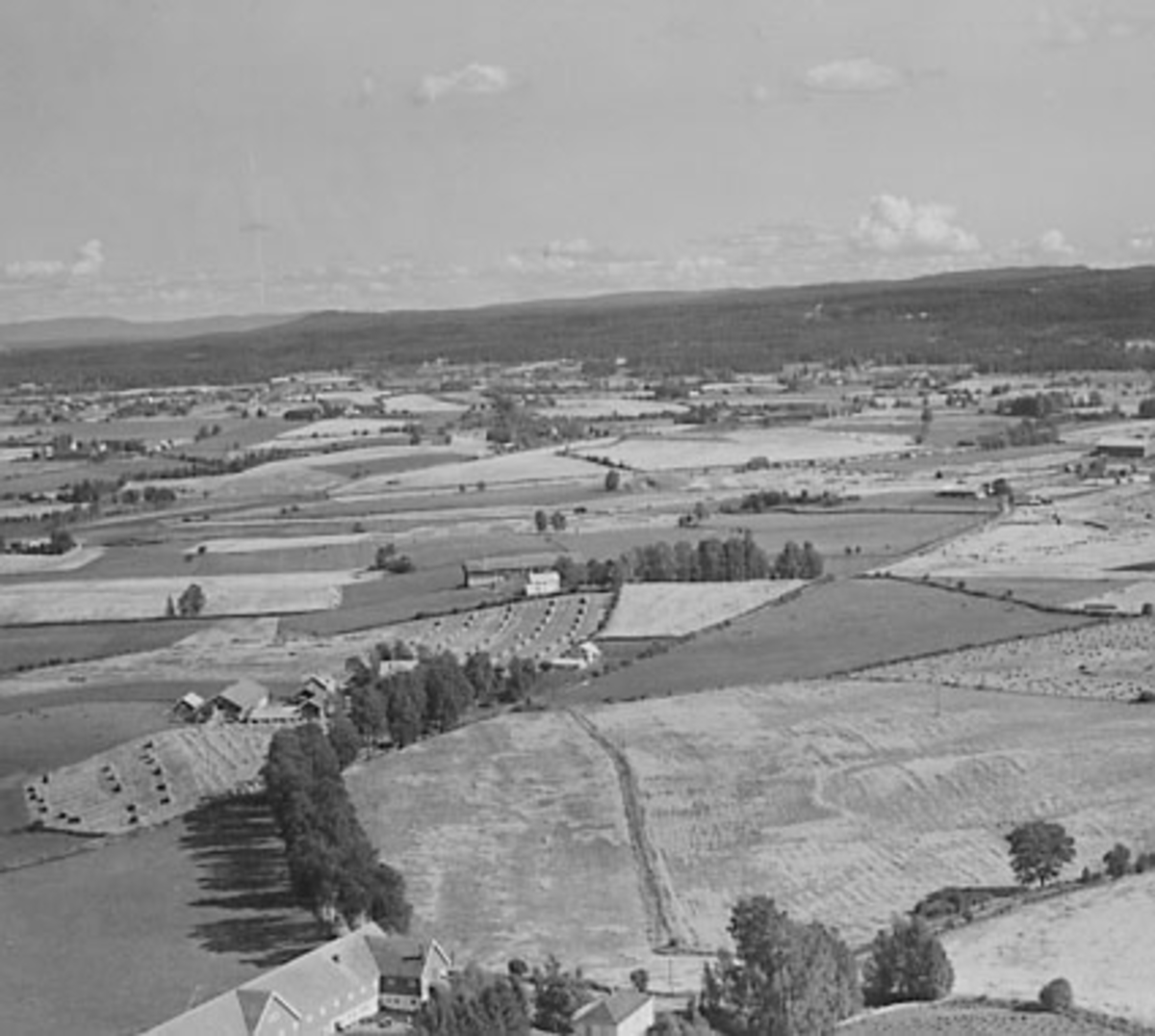 Widerøes Flyveselskap A/S, ØSTBY GÅRD, ROMEDAL, FLYFOTO