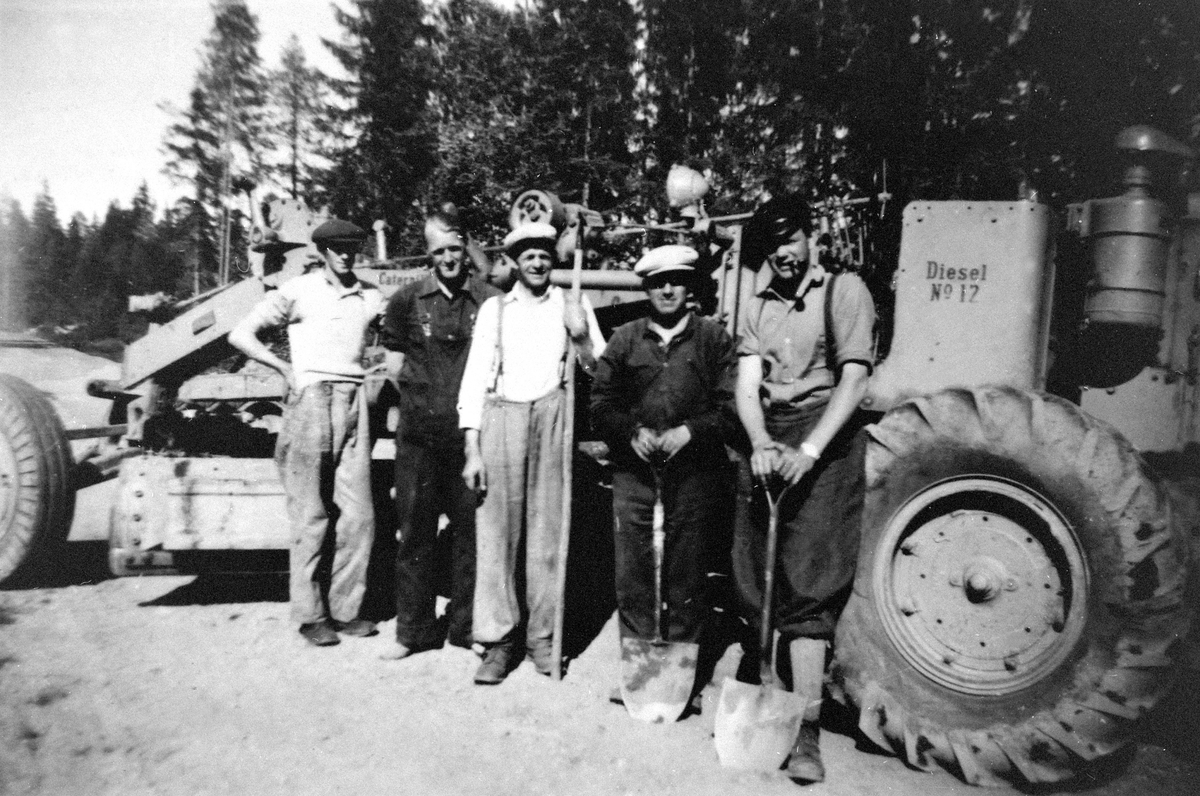Anno Domkirkeodden, GR: 5 MENN. VEGARBEID LØTEN NORDBYGD, LØTEN. Caterpillar No. 12 Veghøvel.