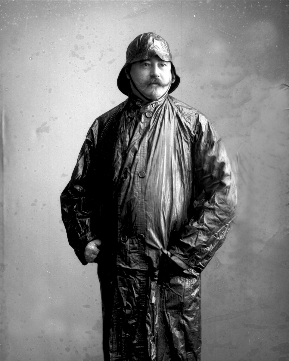 Gustav Borgen, Portrett, mann i regntøy. A. Sand.
