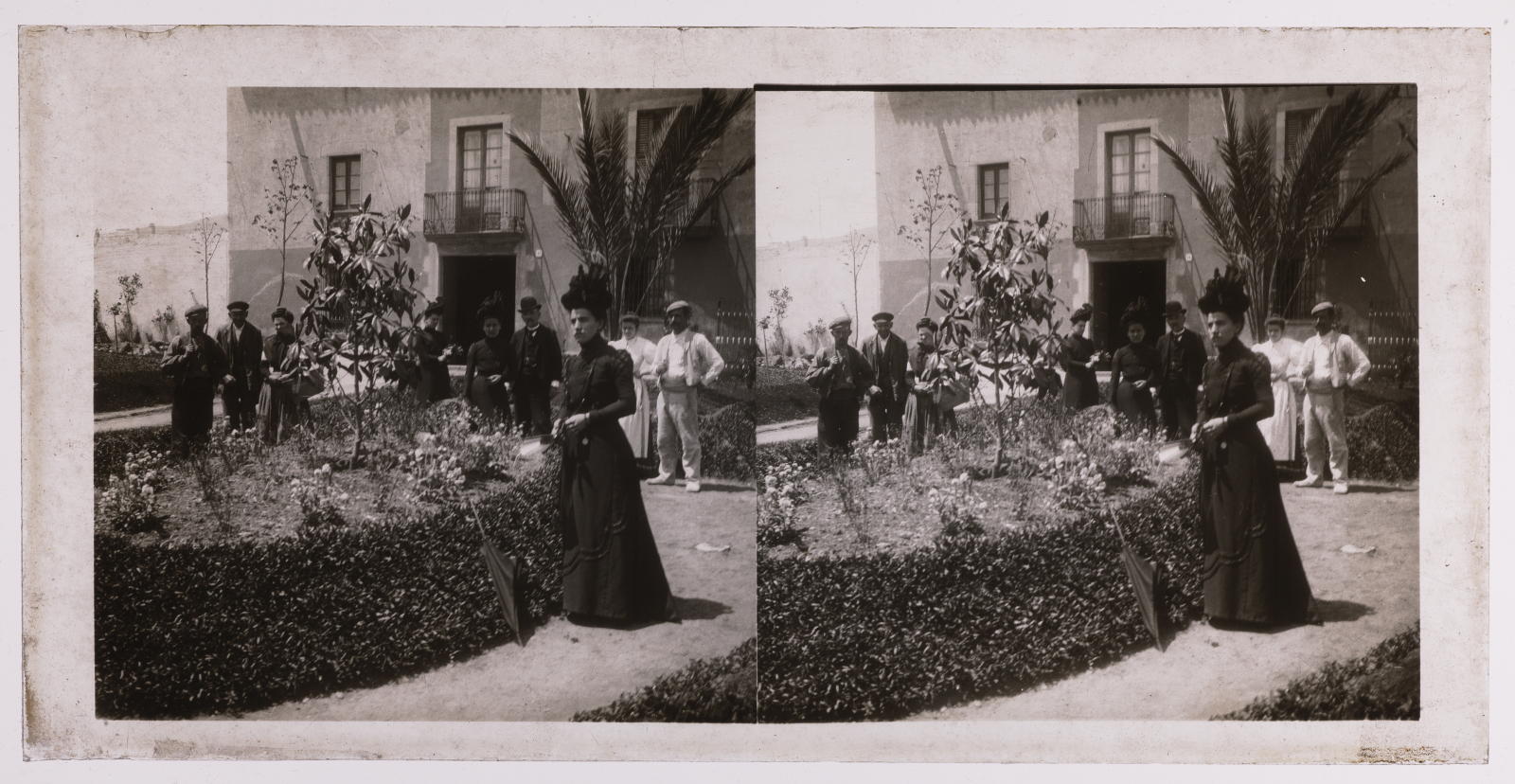 Desconegut, [Woman in long dress]