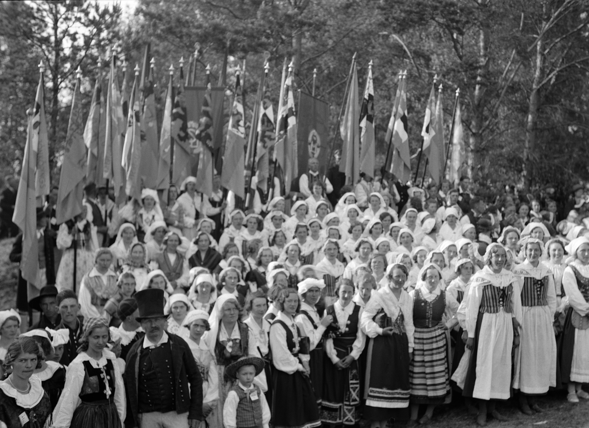 Paul Sandberg, "Nationalklädda ungdomar i festtåg" på Svenska Landsbygdens Ungdomsförbunds riksting i Gamla Uppsala