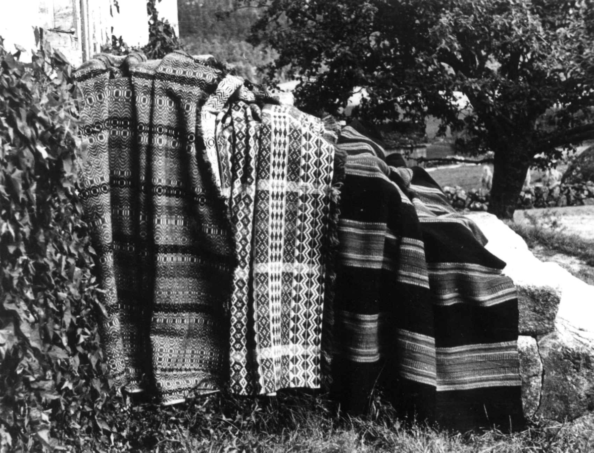 Anna Grostøl, Tre tepper, skillbragd og muligens toskaft. Teppene henger ute på trappen. Eiken 1941.