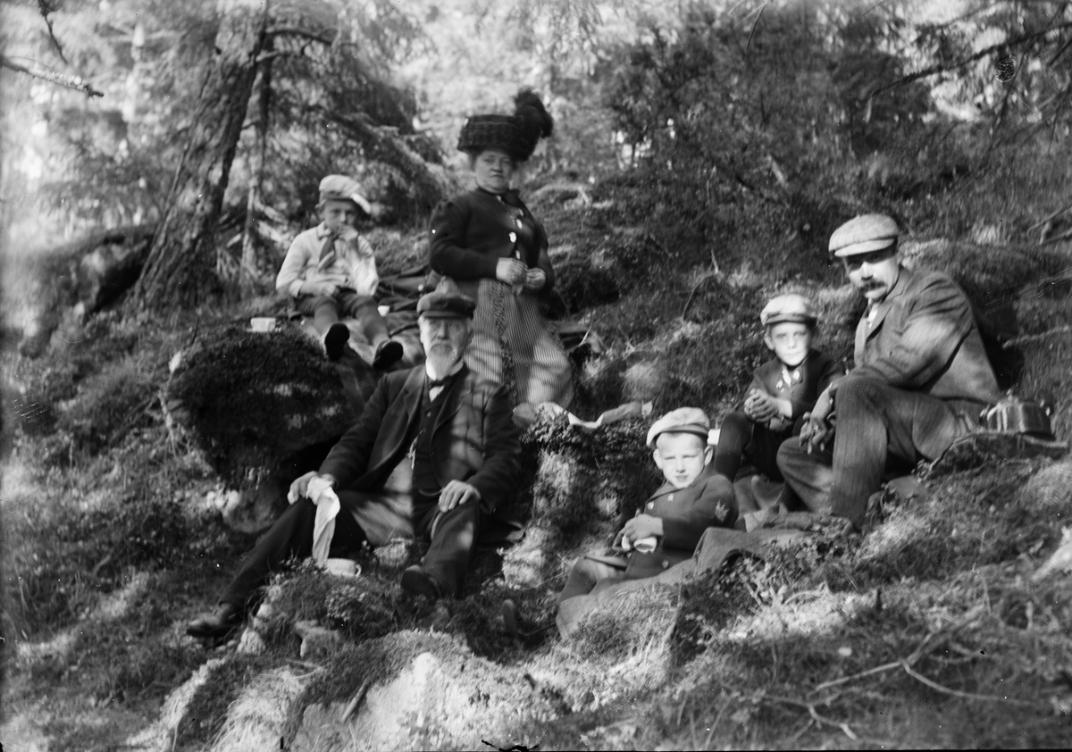 Okänd,, Coffee break out on the mountain. Ruben Liljefors with the sons Roland, Alf and Ingemar and Pauline Egelind Petersen and Roland Petersen, probably in Norway