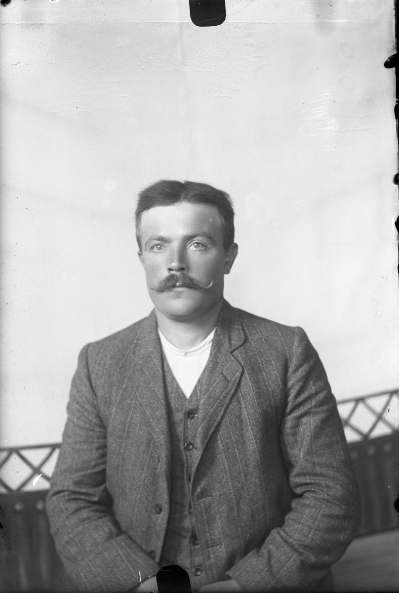Oscar Holte, Portrett av mann