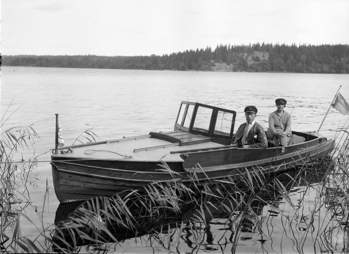 Paul Sandberg, Kvinna och man i motorbåt, sannolikt i Ekoln, Uppland 1920