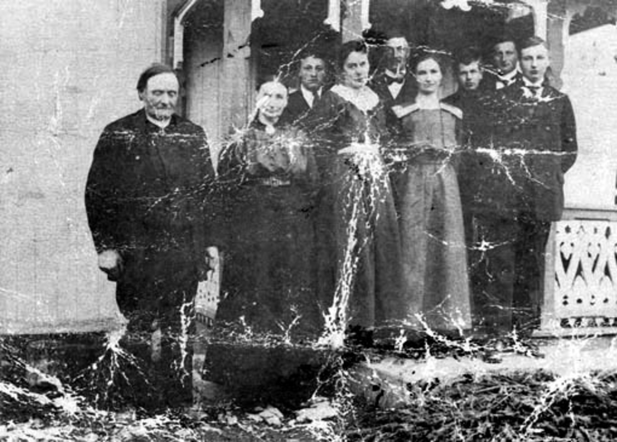 Anno Domkirkeodden, Gruppe personer på trappa til huset i Tveiter, Stavsjø, Hedmark. Ludvik Anstensen Brenden (1859-1931), Olava Andersdatter Brenden f.1859. og deres barn Anders (1890-1921), Maurits (1896-1971), Anna, (1892-1969) Johan Skjerven (1888-1946).