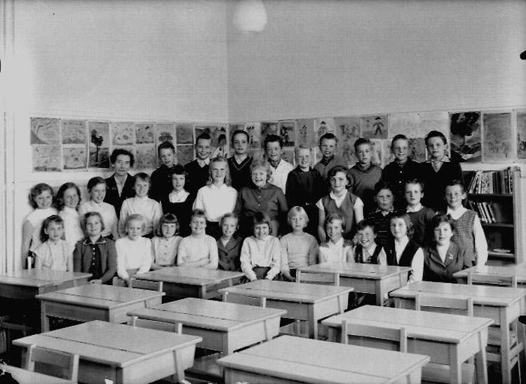 Sven Lindskog, Almby Östra skola, klassrumsinteriör, 32 skolbarn med lärarinna fröken Karin Eriksson. Klass 4Bf, sal 3.