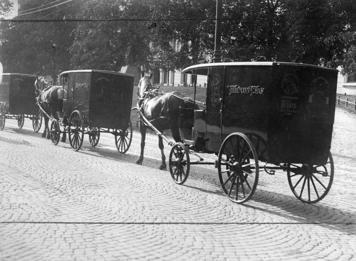 Narve Skarpmoen, Hester med vogner fra J. L. Tiedemanns Tobaksfabrik i et reklameopptog høsten 1926.