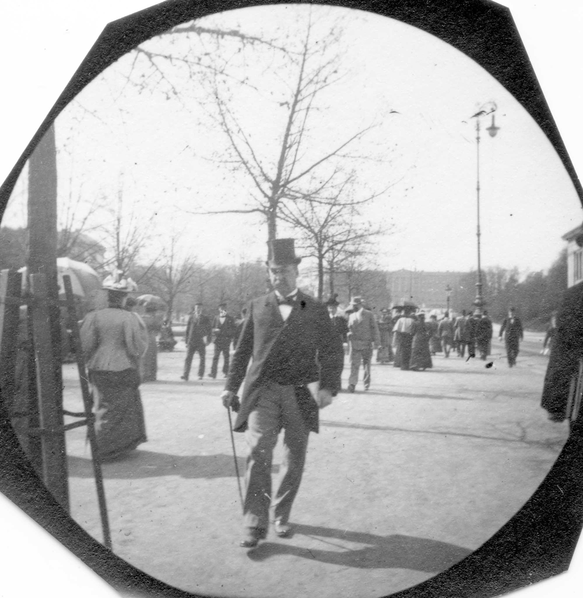 Fredrik Carl Mülertz Størmer, Apoteker Størmer, fotografens far, spaserer langs Karl Johans gate, Oslo. med ryggen til Slottet.