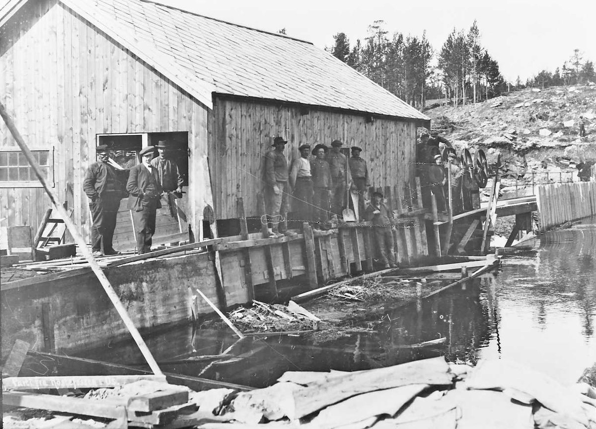 Peder J. Bredalslien, Menn. Bygning,