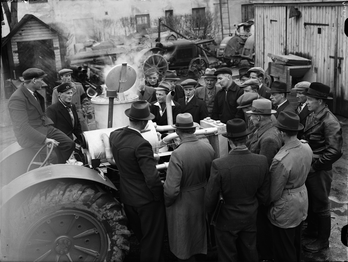 Paul Sandberg, Course in a tractor-run with a gene gas for a back-up tractor driver at Bröderna Modin & Co, SvartK