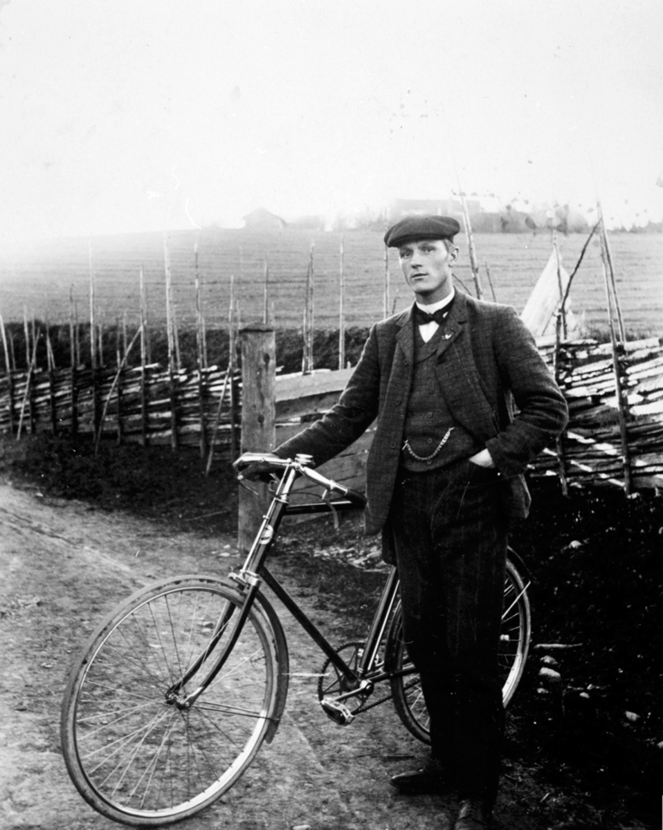 Anno Domkirkeodden, Portrett, Peter Skaugen f.1884 med sykkel, gardsarbeider på Glestad gård, Veldre, Ringsaker.