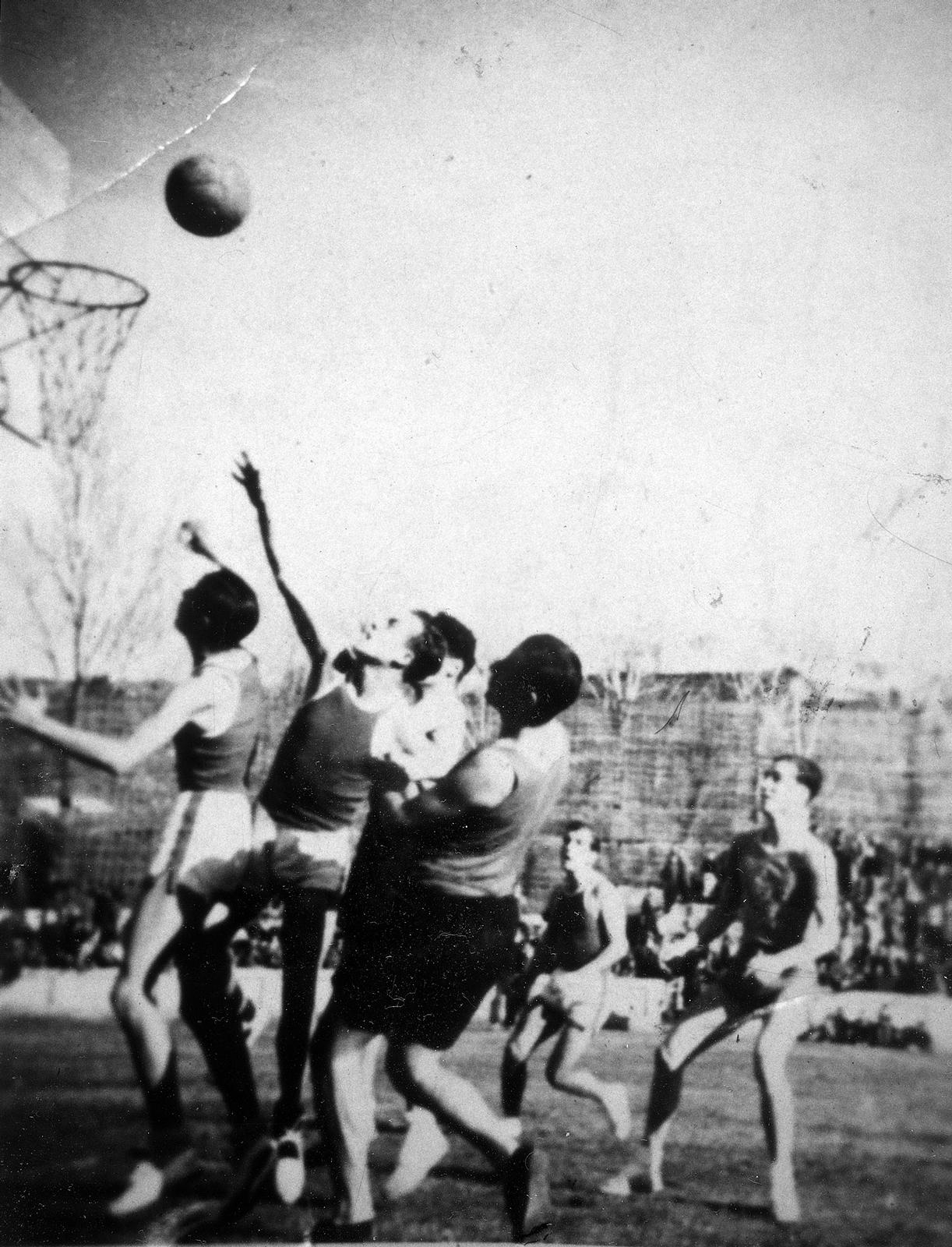 Desconegut, [Basketball match in Vista Alegre]