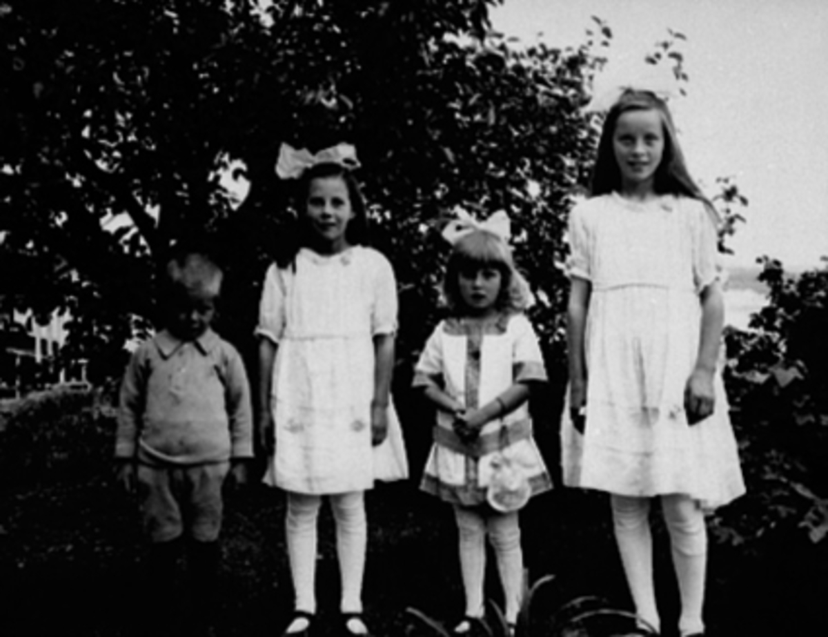 Anno Domkirkeodden, Fridtjof Harder, Liv Harder, Gerd Harder, Else Harder. Gruppe 4, barn, søsken Briskebyvegen 15, Hamar.