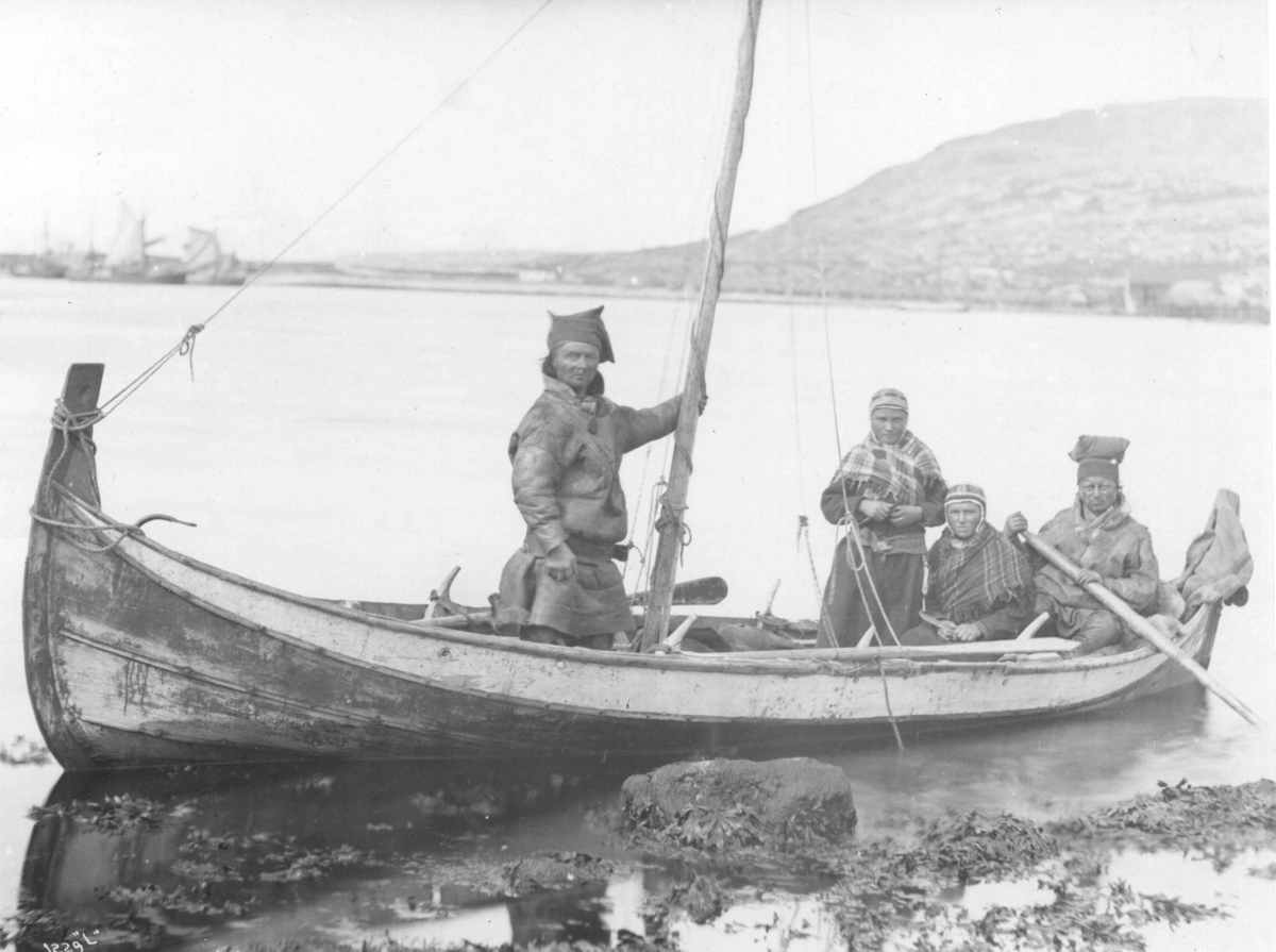 Axel Lindahl, Samefamilie ombord i en båt med mast.
