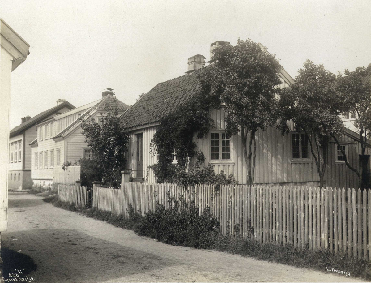 Anders Beer Wilse, Gateparti med trehusbebyggelse, Lillesand, Aust-Agder.