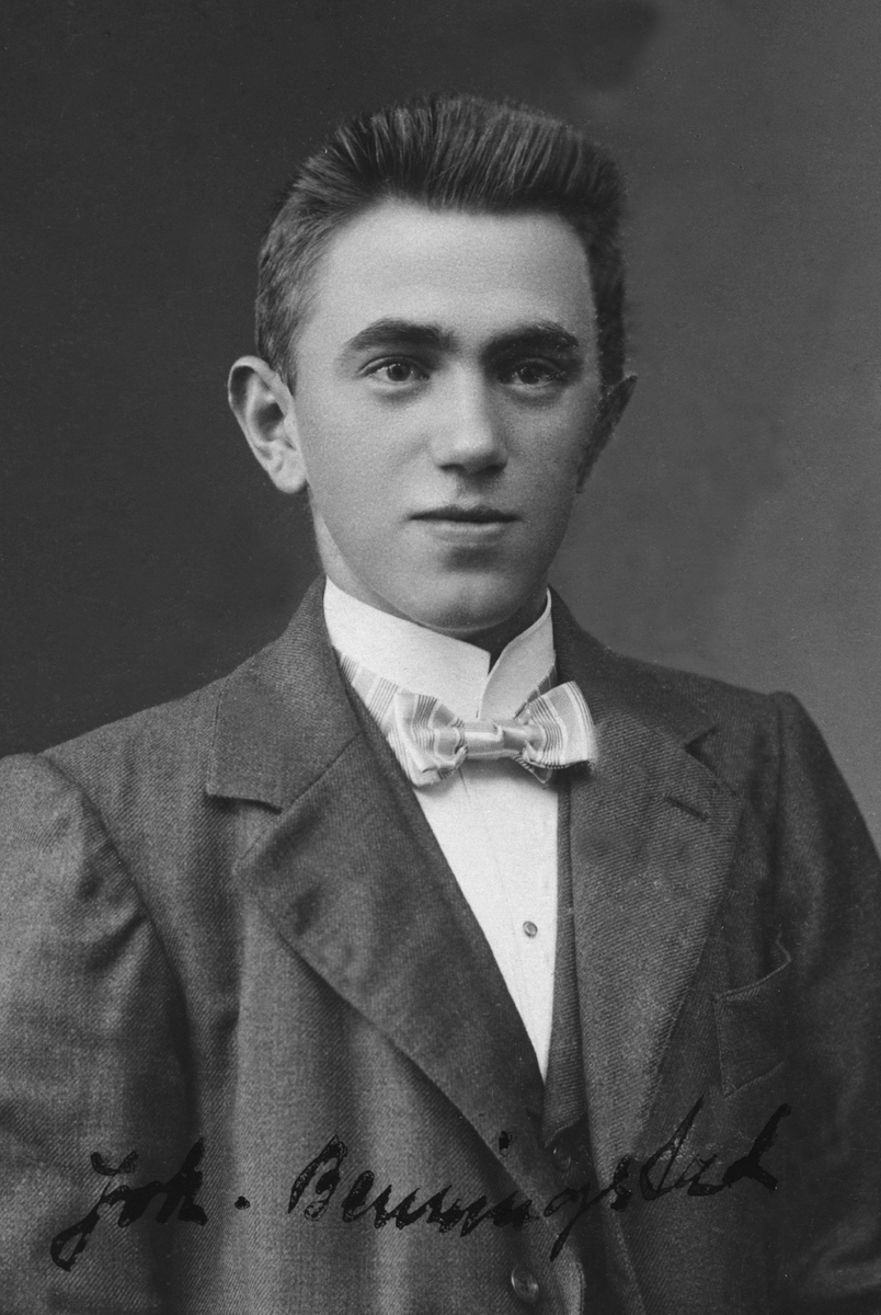 Anno Domkirkeodden, BENNINGSTAD STORE, INGENIØR JOHAN BENNINGSTAD, STUDENT I TYSKLAND, SENERE ANSATT VED AADALS BRUG. SE HEFTET "DET VAR ENGANG ET INDUSTRISAMFUNN AADALS BRUG 1842-1928" SKREVET AV ÅSE KROGSRUD, UTGITT 2003.