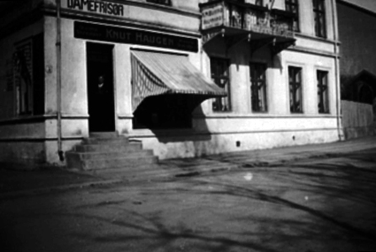 Anno Domkirkeodden, Skreddermester Knut Haugen, forretning i Blystadgården, Stangevegn 2, Hamar. Etablert 01.03.1926, flyttet senere forretningen til Strandgata 71. Skilt "Damefrisør"