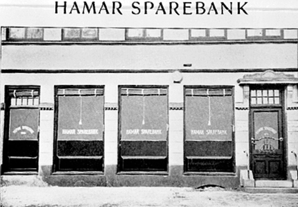 Anno Domkirkeodden, EKSTERIØR FASADEN TIL HAMAR SPAREBANK, STRANDGATA 23