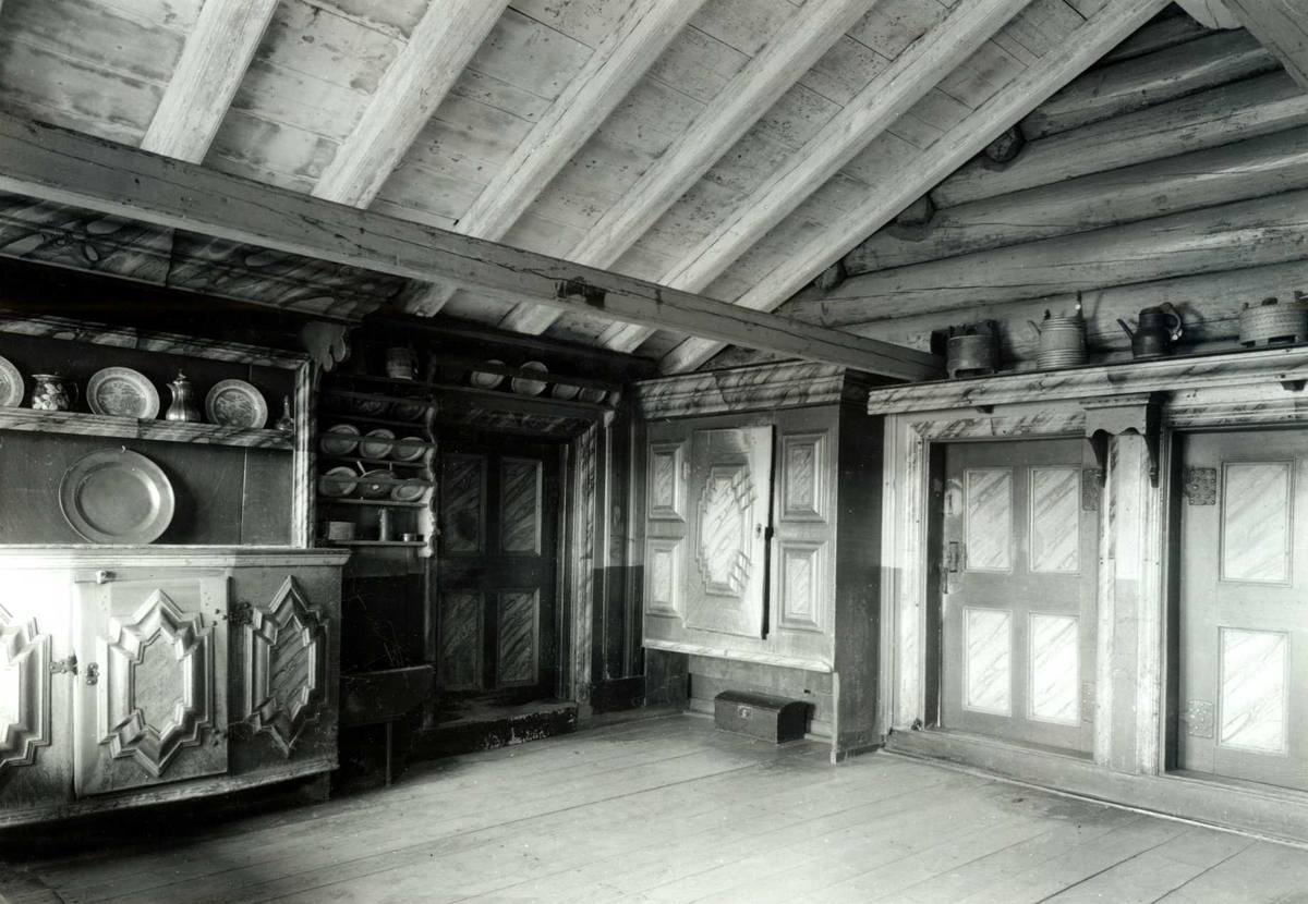 Gisle Midttun, Hansmoen, Tynset, Nord-Østerdal, Hedmark. Interiør med skap og dører. "Det Gamle Snikerings arbeide er inrætet Aar 1739." Nå på Glomdalsmuseet.