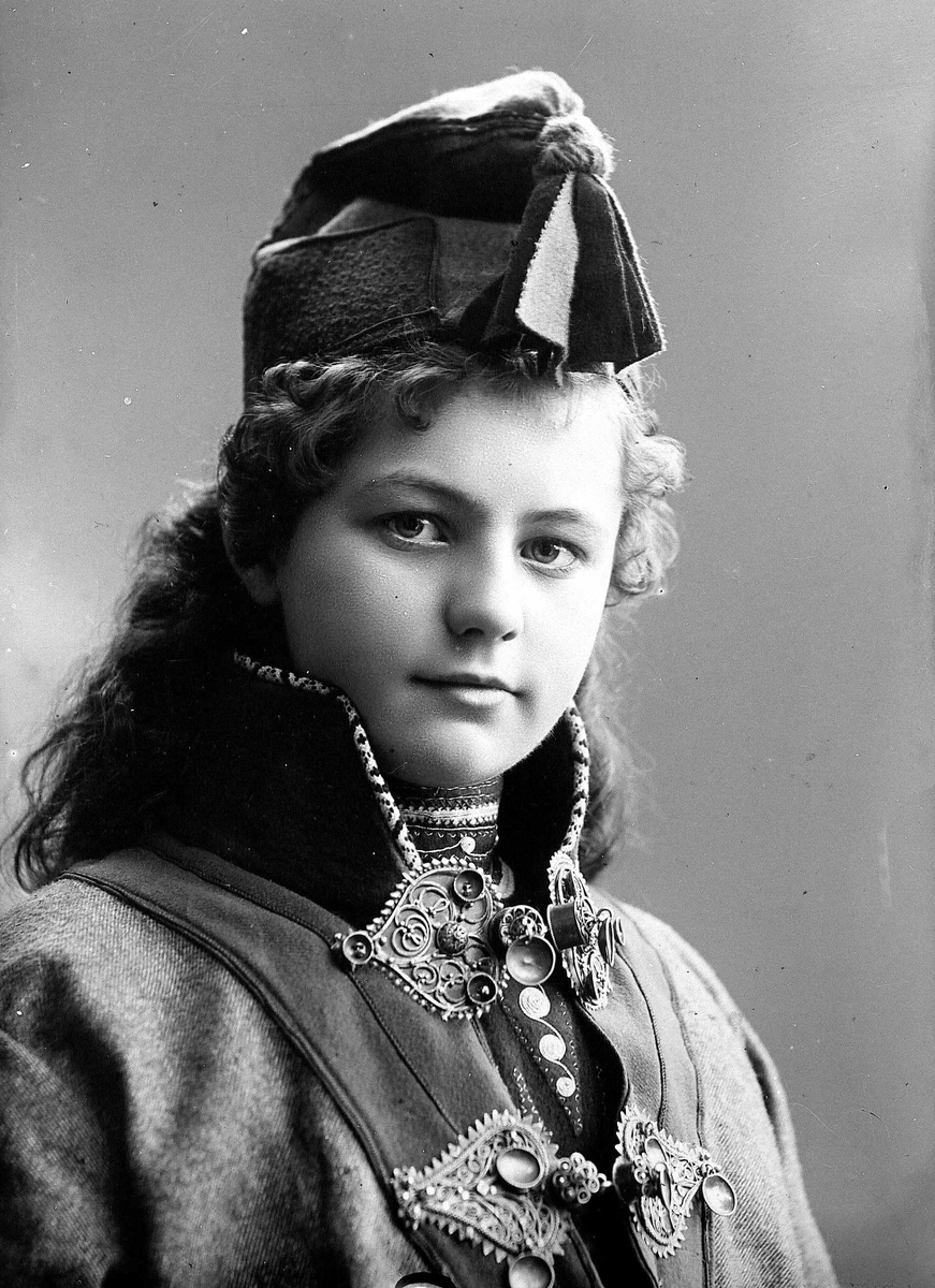 Solveig Lund, Studioportrett av kvinne i drakt og lue.