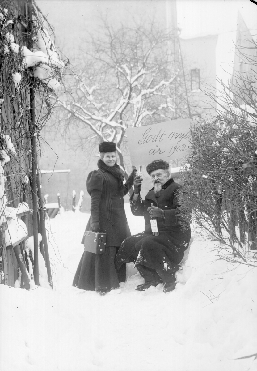 Henri Osti's Fotografiateliér, Emma och Henri Osti med nyårshälsning, Uppsala 1902