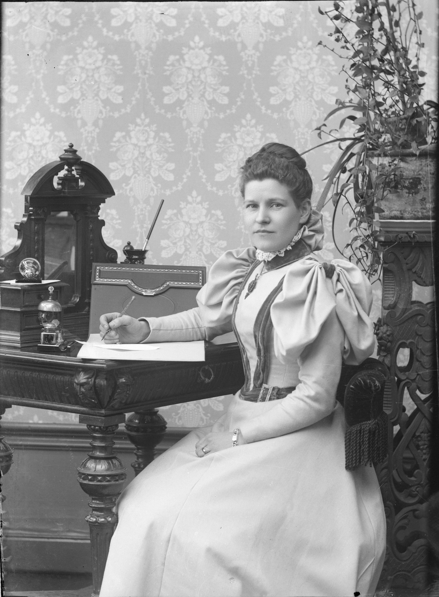 Henri Osti's Fotografiateliér, Ateljé portrait - Emma Osti, Uppsala likely after 1896