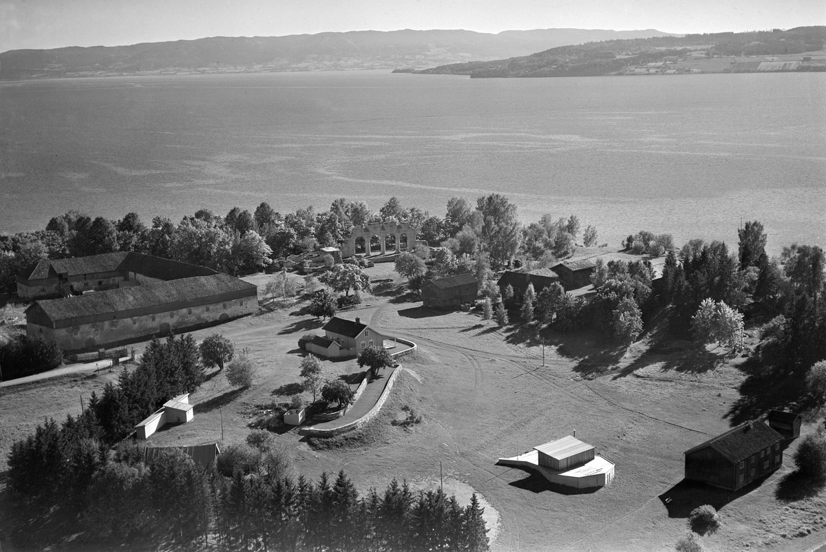 Widerøes Flyveselskap A/S, FLYFOTO OVERSIKT HEDMARKSMUSEET OG DOMKIRKEODDEN, FRA LØTENBYGNINGEN, DEN GAMLE RESTAURANTEN, HEDMARKSTUNET, DOMKIRKERUINEN OG LÅVEN, MJØSA I BAKGRUNNEN
