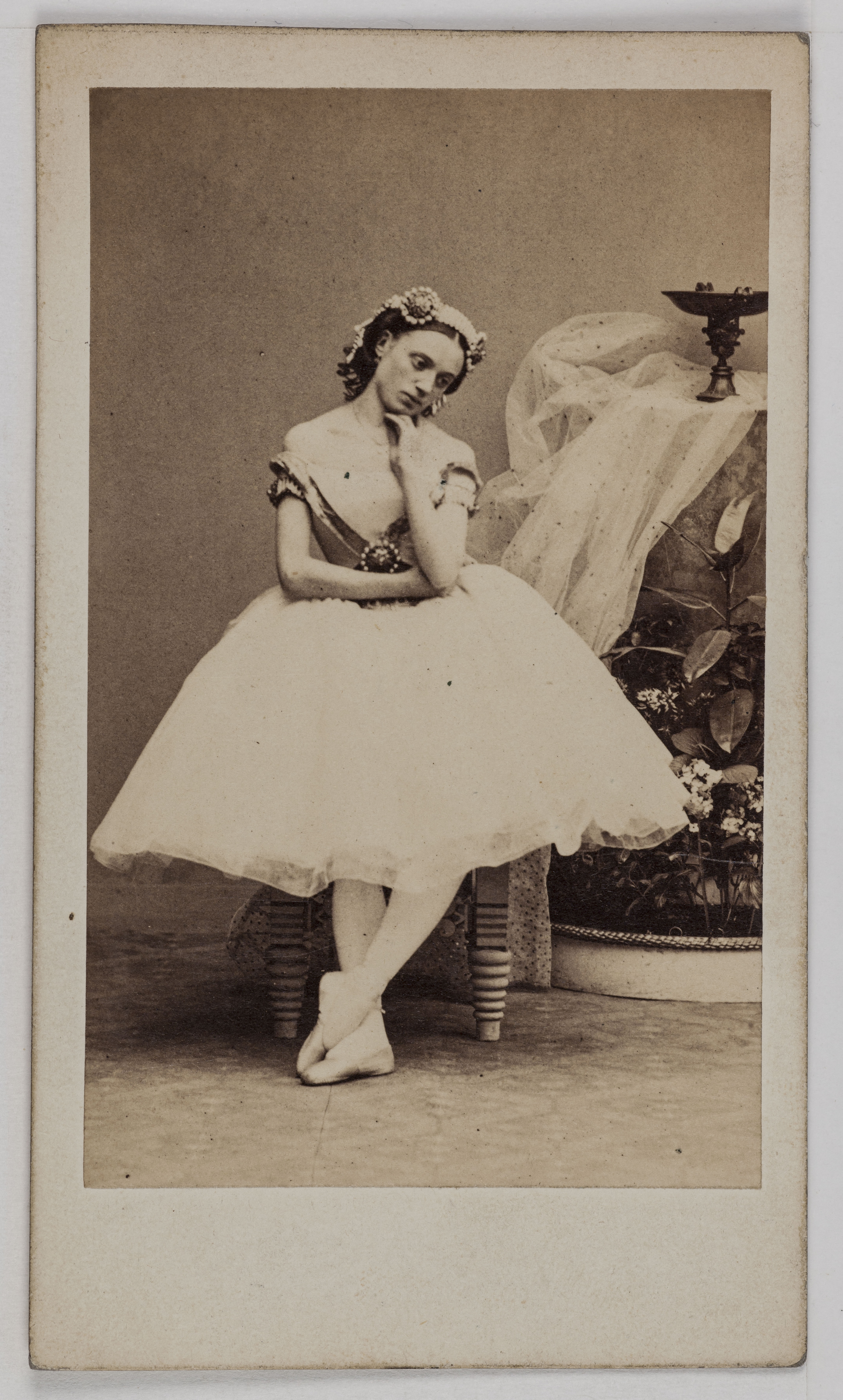 Disderi & Cie, Portrait de Villiers, danseuse à l'Opéra entre 1852 et 1864.