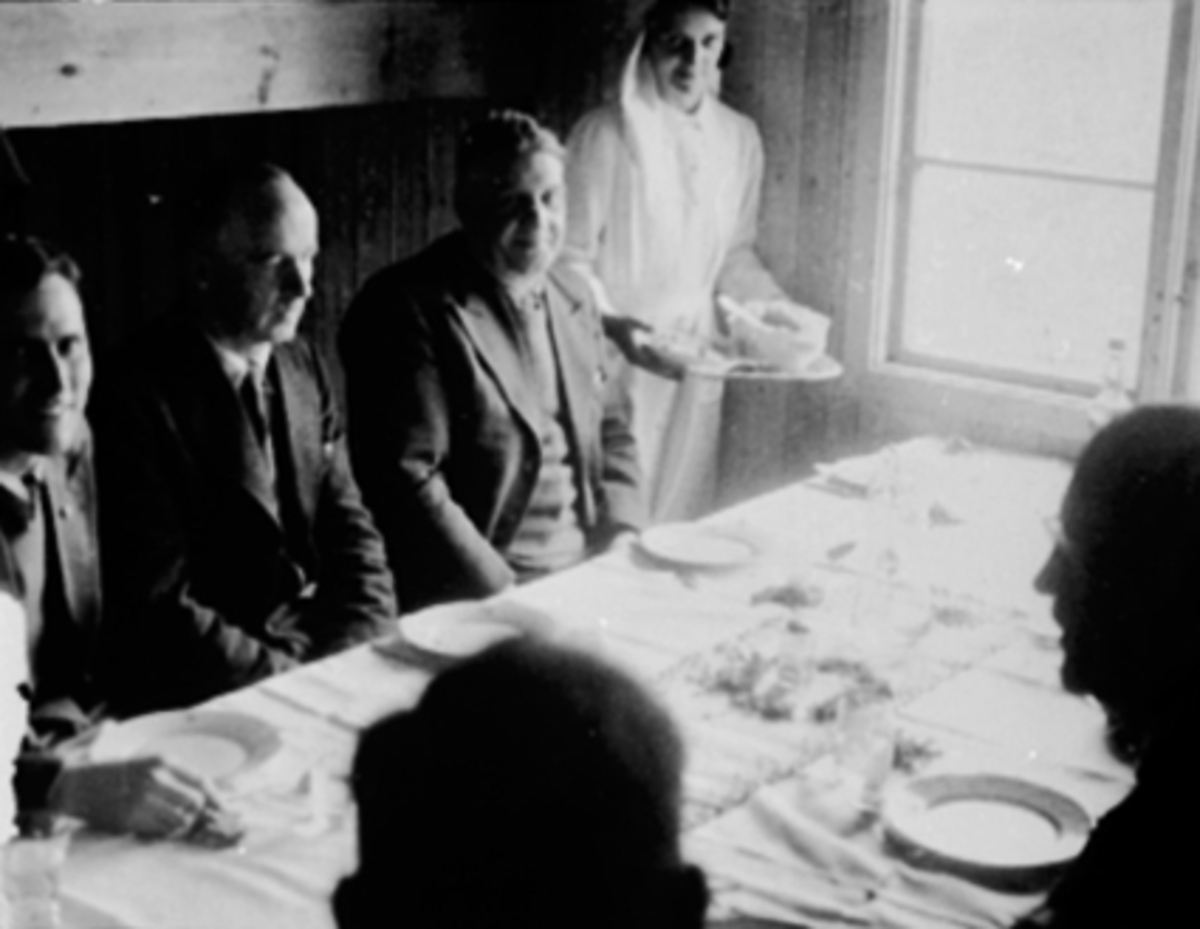 Anno Domkirkeodden, Sørværkomiteen 1946 - 1954, reiste på befaring i forbindelse med oppbygging av fiskeværet etter krigen. Rådmann Sigurd Pedersen blir severt middag. Hjelp fra Hamar til gjennoppbygging av Sørvær i Hasvik kommune etter krigen. Gjennom direkte gaver og ulike arrangementer klarte Hamar å samle inn 362.…