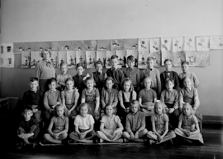 Sven Lindskog, Olaus Petriskolan, klassrumsinteriör, 24 skolbarn med lärarinna fröken Edla Andersson. Klass 2b, sal 17.