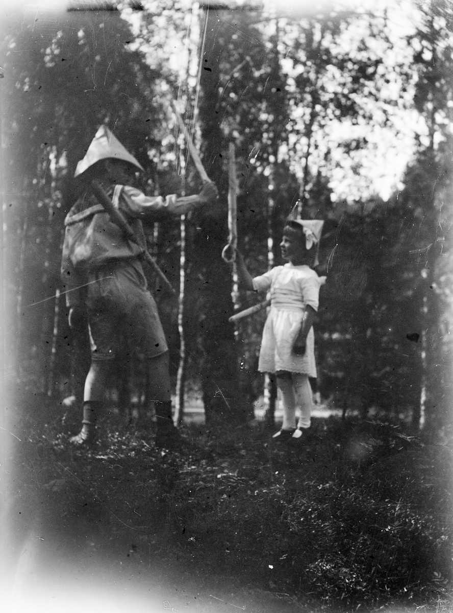 Okänd,, Sannolikt Marit Liljefors och en av hennes bröder leker ute på gården, sannolikt i Sverige