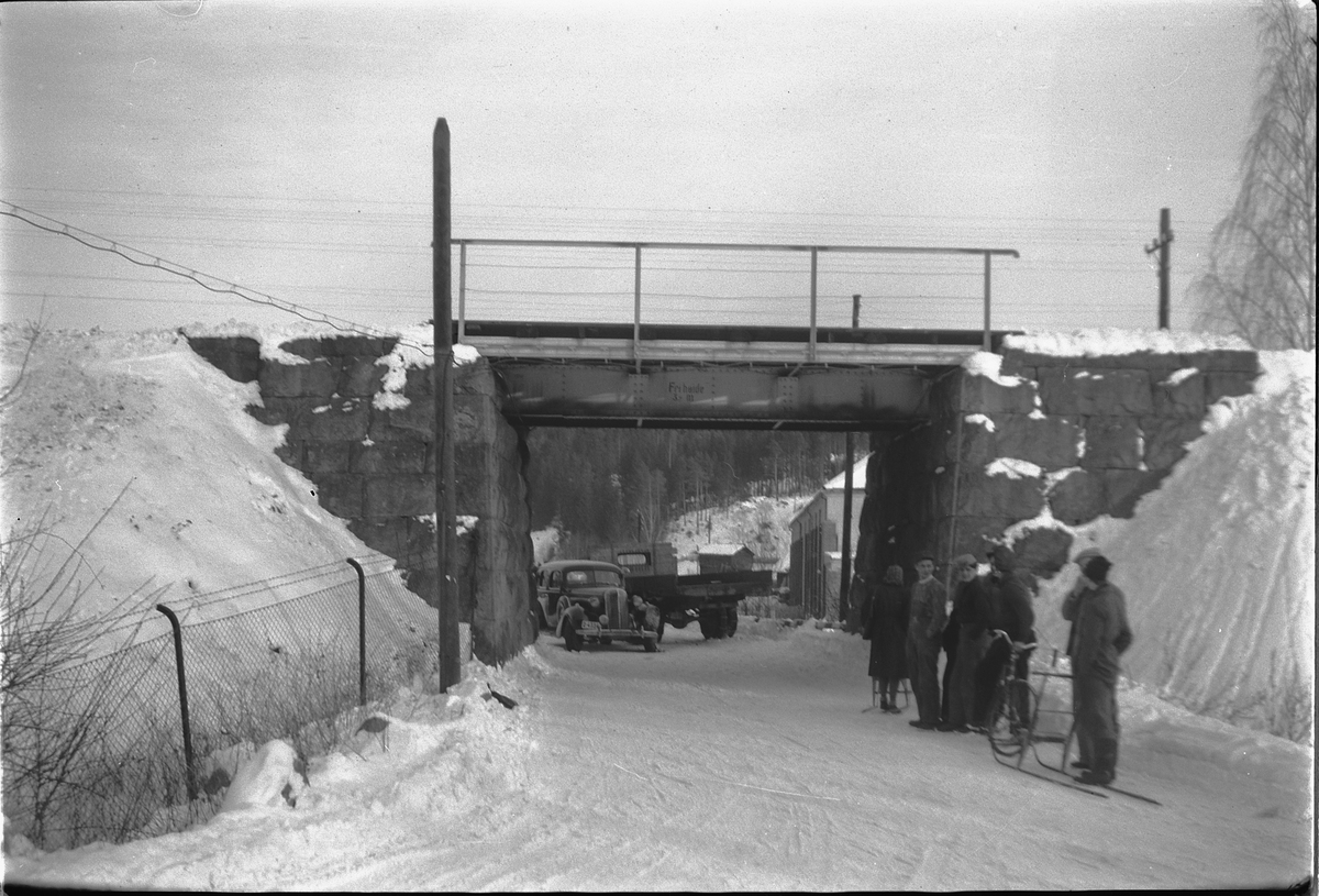 Håkon Prestkværn, KOLLISJON, BILULYKKE I JERNBANEUNDERGANGEN I MOELV, BUICK 1936 OG CHEVROLET LASTEBIL D-3657.