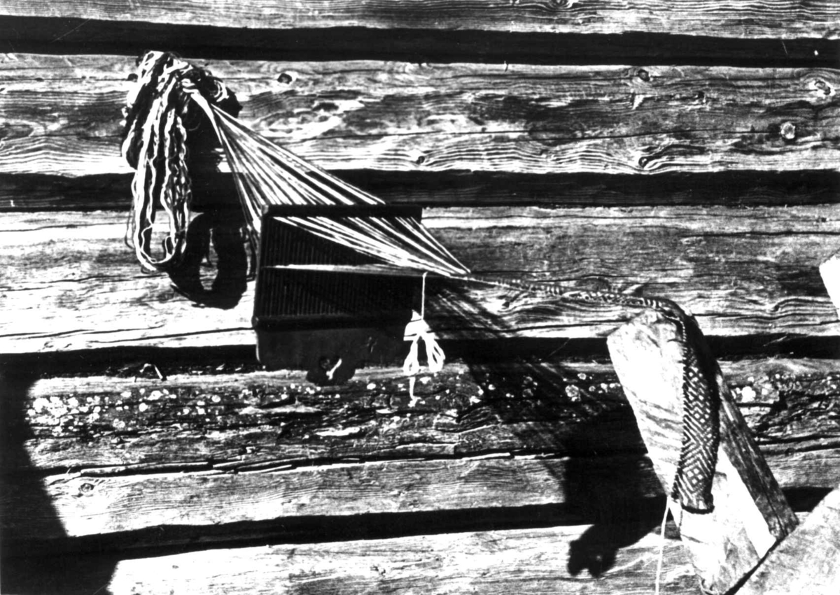 Anna Grostøl, En båndvev festet på en vegg og med et påbegynt bånd. Brekken, Røros, Sør-Trøndelag 1938.